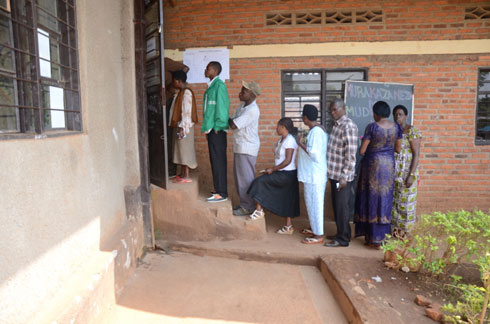 Abaturage batoraga mu mutuzo bagasubira mu mirimo yabo.