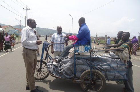 Abaturage batuye Rubavu basaba inzego batoye kubakorera ubuvugizi ngo bakomeze ubucuruzi bakorera i Goma mu mahoro.