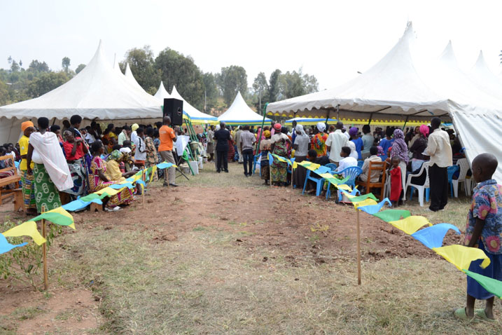 Abaturage batuye umurenge wa Busasamana bitabiriye ibyo birori ari benshi.