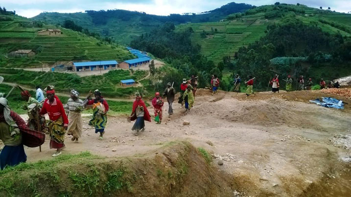 Abaturage bazindukiye mu muganda wo gutera ibiti mu mudugudu wa Gisunzu kugira ngo urusheho kuba mwiza.