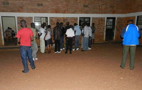 Abaturage benshi bari bahururiye kureba inyama bitaga iz'imbwa