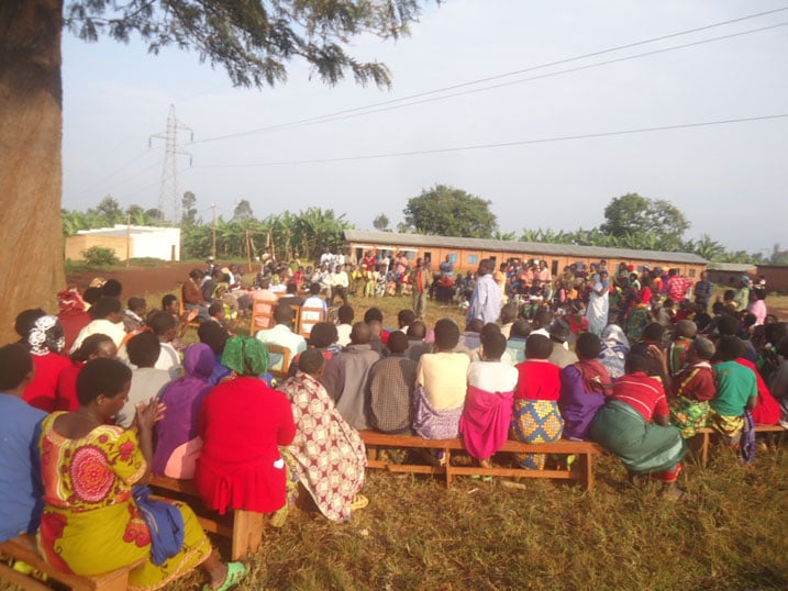 Abaturage benshi bitabiriye ubukwe bw