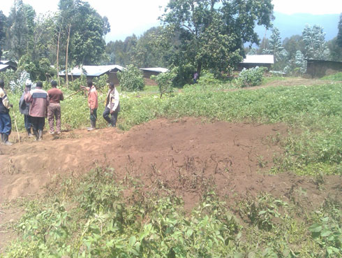 Abaturage bereka umunyamakuru aho igisasu cyavuye kikica imirwango ituye hepfo.