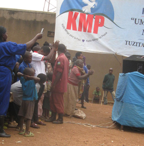 Abaturage bishimiye ubutumwa bunyuze mu ndirimbo.