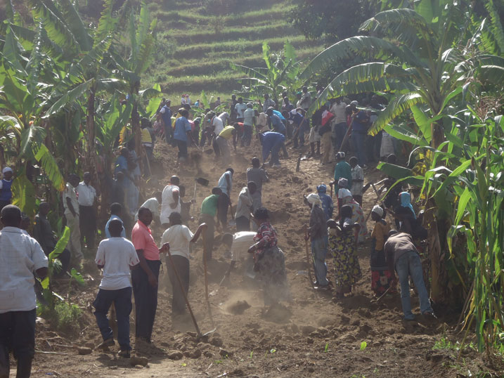 Abaturage bitabiriye umuganda ari benshi.