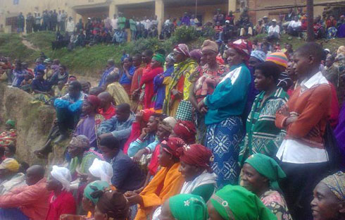 Abaturage bo mu murenge wa Kinyababa basaba ubuyobozi bw'akarere ko bwabakemurira ikibazo cya Rukundo utega abantu nijoro akabagirira nabi.