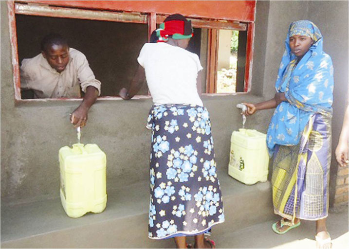 Abaturage bo mu murenge wa Mareba bishimiye ko basigaye bavoma kuri robine.