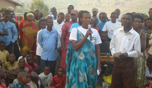 Abaturage bo mu murenge wa Ntongwe mu karere ka Ruhango bagaragaza ibyishimo baterwa na Leta y