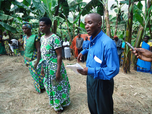Abaturage bo muri IAMU bashimangira ko BTC yafashije bavugurura urutoki. (Foto: L.Nshimiyimana)