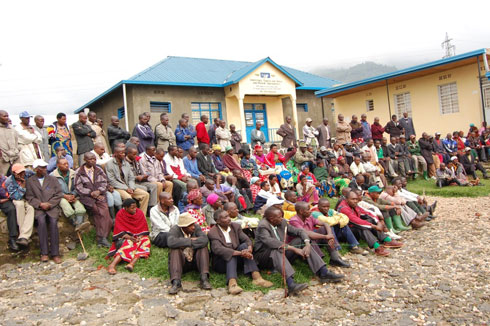 Abaturage bumva ibisobanuro bya Singirankabo mu kigo cya CCSME.