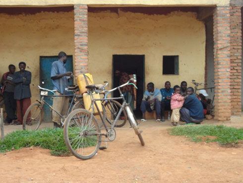 Abaturage ku kabari ko mu gasenteri ka Nkanika aho Ndimurwango yaterewe icyuma.