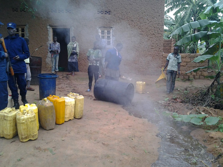 Abaturage na Polisi bamena kanyanga bafatiye mu rugo kwa Nsabimana.