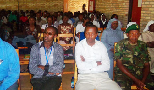 Abaturage bo mu murenge wa Save bitabiriye ikiganiro cyatanzwe na Minisitiri Fazil Harerimana.