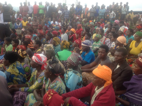 Abaturage ba Kibumbwe bari baje kwakira umuyobozi mushya.