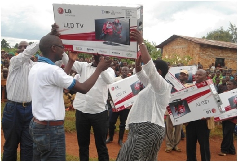 Abaturage ba Mukindo bahawe inyakiramashusho 6 zizajya zibafasha kureba amakuru anyuranye.