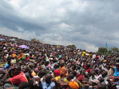 Abaturage baaje ari benshi muri uwo muganda.