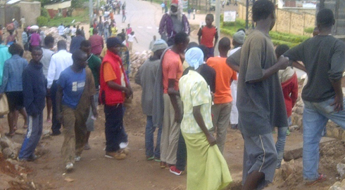 Abaturage baba baje kureba umukino “kazungu narara” ngo nabo bagerageze amahirwe.