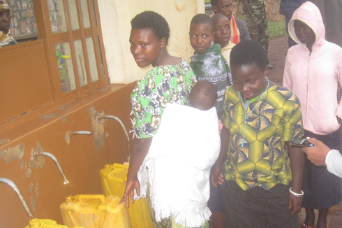 Abaturage bishimiye ko babonye amazi hafi.