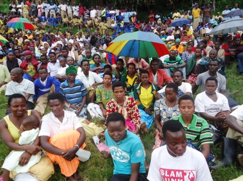 Abaturage barakangurirwa kugana SACCO kugira ngo babone inguzanyo. (Ifoto: N. Leonard)