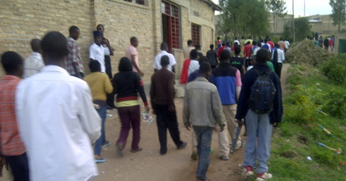 Abaturage barashinja aba banyeshuri kubahungabanyiriza umutekano.