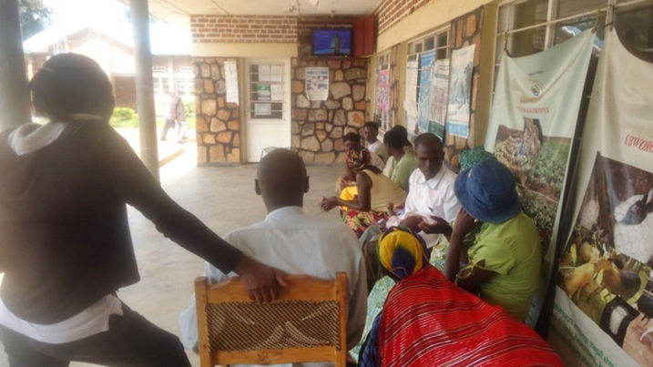 Abaturage bareba Televiziyo mu gihe bategereje ko bahabwa serivisi.