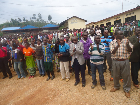 Abaturage baje kwakira Guverineri ari benshi.