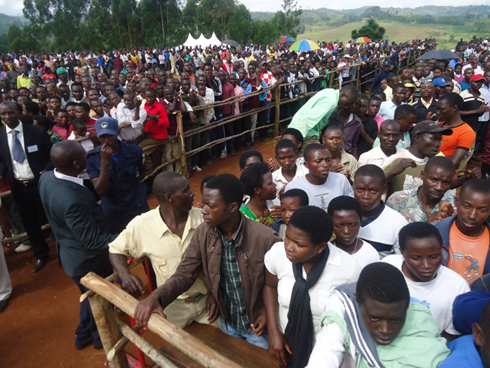 Abaturage bari benshi ku Kibuga cya Ntendezi ngo bakire Perezida wa Repubulika.