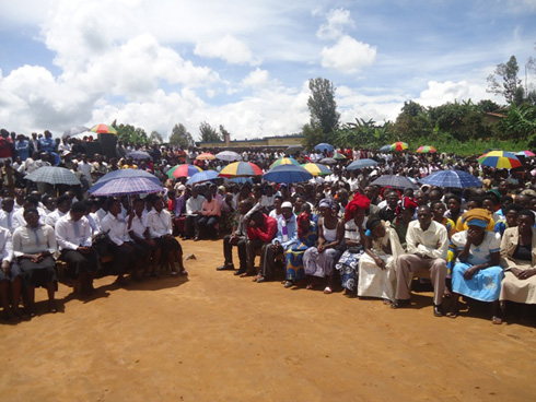 Abaturage bari benshi mu mudugudu wa Kivugiza.