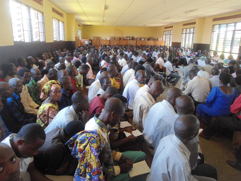 Abaturage bari bitabiriye inama ari benshi.