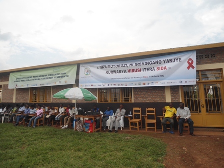 Abaturage bari bitabiriye umuhango wo gutanga ibi bikoresho bicaye imbere ya salle.