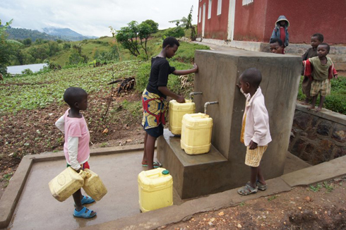 Abaturage begerejwe amazi hafi y'aho batuye.