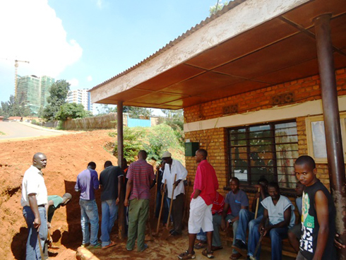 Abaturage basibura ibitaka byuzuye ku biro by