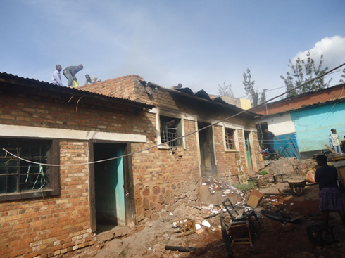 Abaturage bagerageza kuzimya igisenge cy