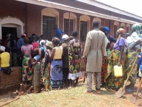 Abaturage bavuye mu muganda bari ku murongo bategereje kwipimisha.