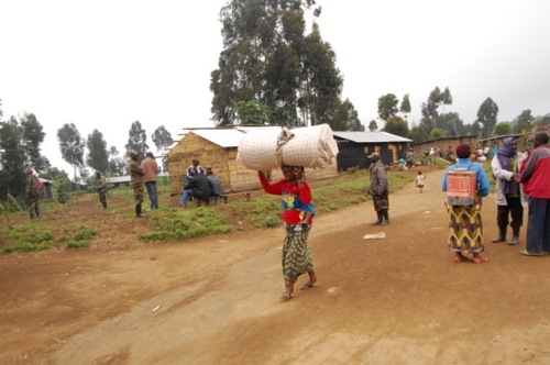 Abaturage bisubirira mu duce twafashwe na ingabo za M23 zikabakira.