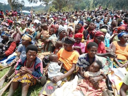 Abaturage bitabiriye umuganda ari benshi.