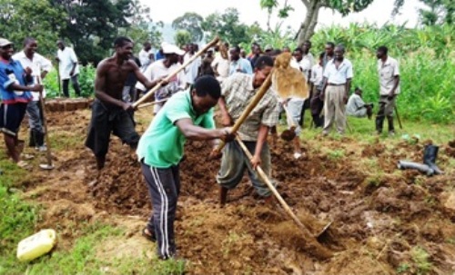 Abaturage bo mu tugari twa Gisanze na Mataba bari mu muganda.