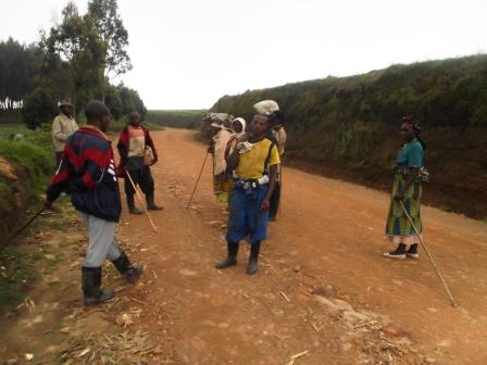 Abaturanyi ba Ndahayo babyutse bamufasha gushakisha aho inka ye yarengeye.