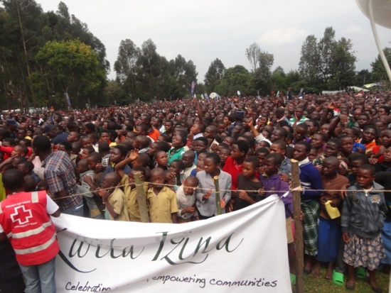 Abaturiye Kinigi bitabiriye umuhango wo kwita izina ari benshi.