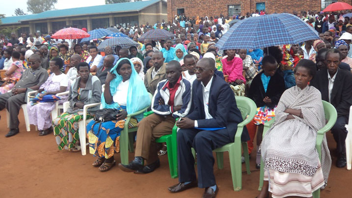 Abatuye Akarere ka Gatsibo bari bitabiriye umuhango wo kwakira urumuri rutazima ari benshi.