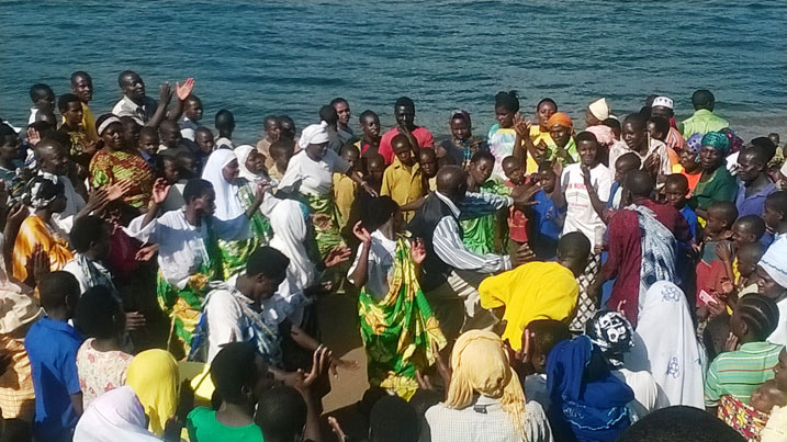 Abatuye ku kirwa cya Bugarura babinyujije mu mbyino zabo berekanye ko bishimiye cyane abashyitsi babasuye.