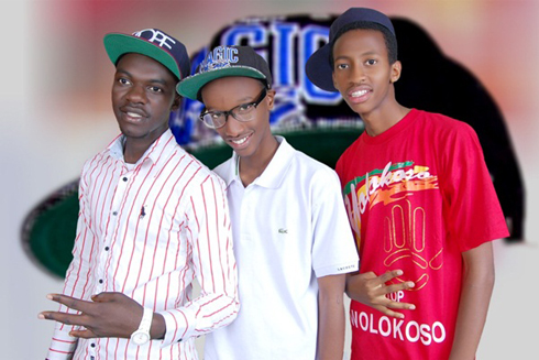 Abavandimwe batatu bagize itsinda A. Boys.