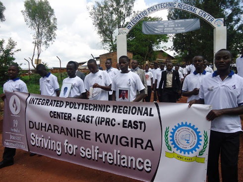 Abayeshuri bakoraga urugendo rwo kwamagana Jenocide bitwaje n