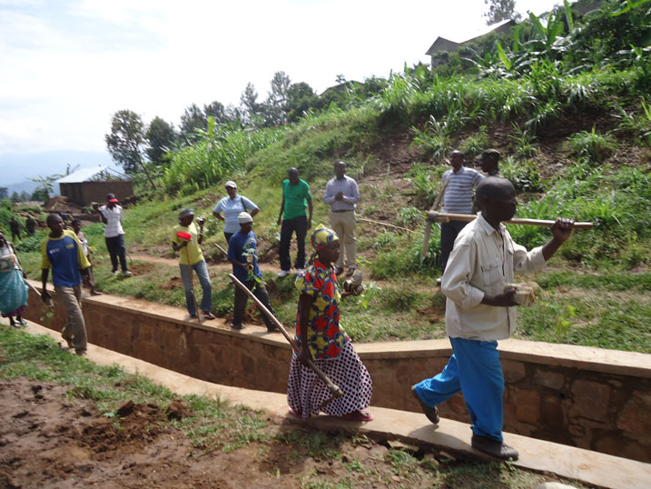 Abayobozi b'Akarere ka Karongi n'abayobozi ba ICT muri Minisiteri y'Urubyiruko n'Ikoranabuhanga bari kumwe n'abturage mu muganda.