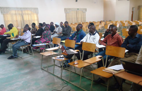 Abayobozi b'ibigo nderabuzima byo mu karere ka Gakenke bitabiriye ikiganiro.