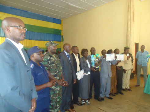 Abayobozi b'imirenge 3 yaje imbere mu kwesa imihigo bahawe Certificat z'ishimwe.