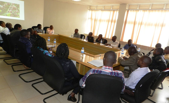 Aba ni abayobozi b'imirenge, abashinzwe ubuhinzi, abakuriye inganda na bamwe mu bacuruzi biyemeje guhuriza hamwe imbaraga ngo akajagari gacike.