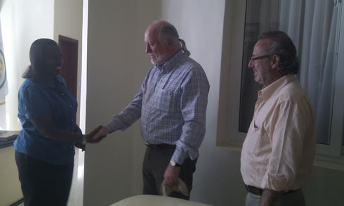 Abayobozi ba MSAADA, Billy Kelly na David Zackheim bakirwa na Guverineri Uwamariya Odetta uyobora Intara y'Iburasirazuba.