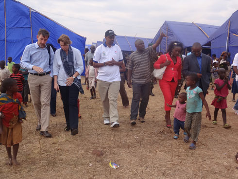 Abayobozi ba Partners in Health mu Nkambi ya Kiyanzi basura Abanyarwanda birukanwe muri Tanzaniya.