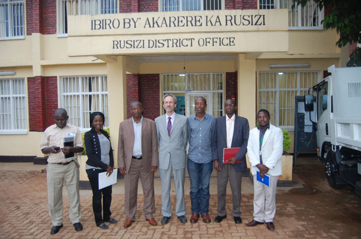 Abayobozi ba UNFPA n'abayobozi b'akarere ka Rusizi.